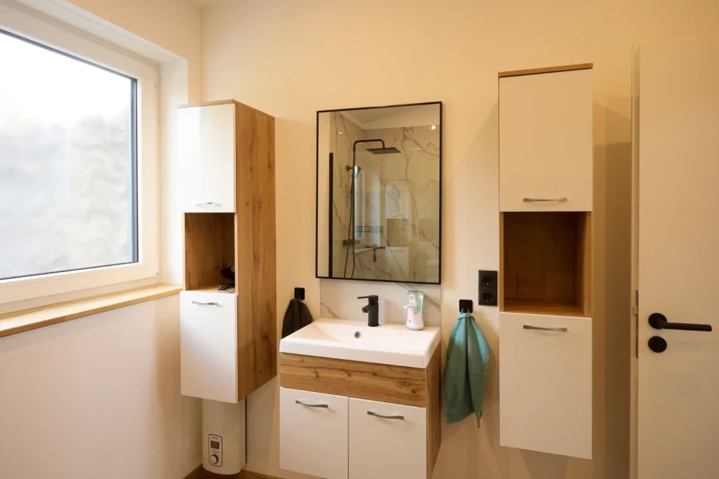 Waschtisch mit Spiegel und zwei Hochschränken in Weiß und Holzoptik